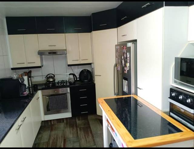 4 BEDROOM HOUSE FOR SALE IN COSMOSRAND